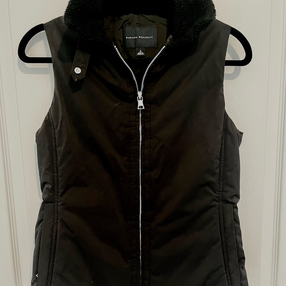 Banana Republic Women's Black Puffer Vest